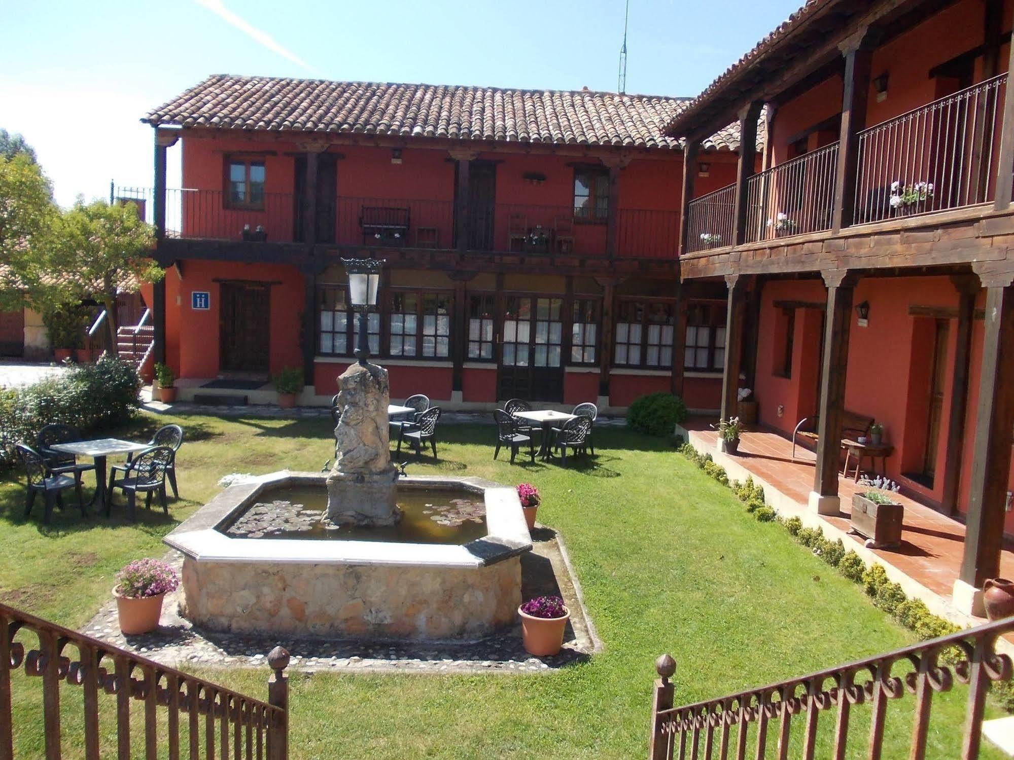 Hotel Los Rastrojos Aranda de Duero Exterior photo